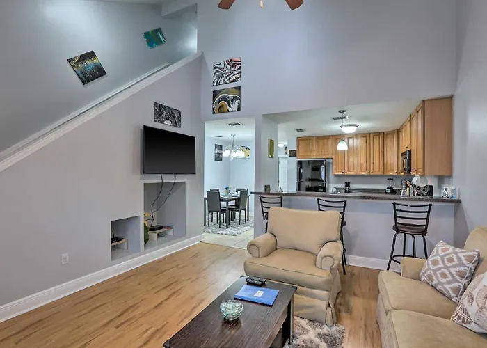 Сasa de vacaciones Tidy Townhome ~ 7 Mi To Downtown!