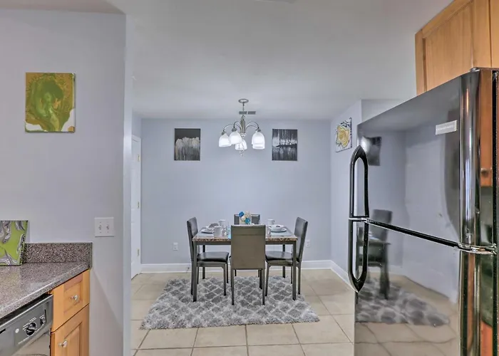 Сasa de vacaciones Tidy Townhome ~ 7 Mi To Downtown!