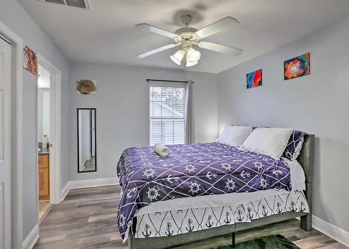 Сasa de vacaciones Tidy Townhome ~ 7 Mi To Downtown!