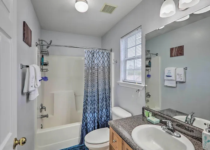 Tidy Townhome ~ 7 Mi To Downtown!