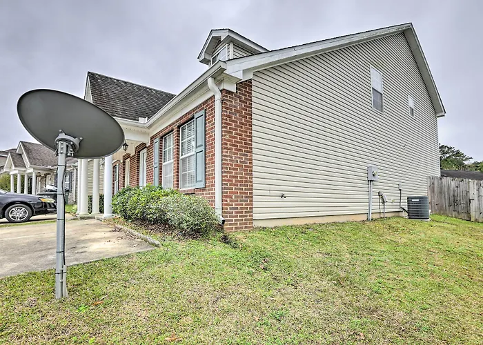 Tidy Townhome ~ 7 Mi To Downtown! Hébergement de vacances