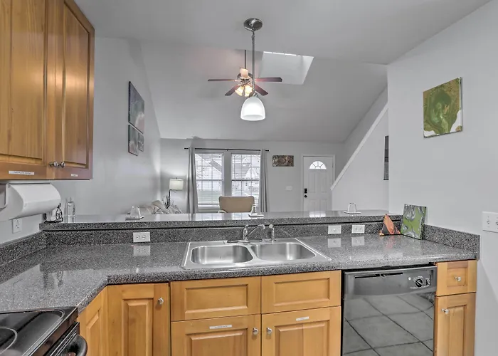 Tidy Townhome ~ 7 Mi To Downtown! *