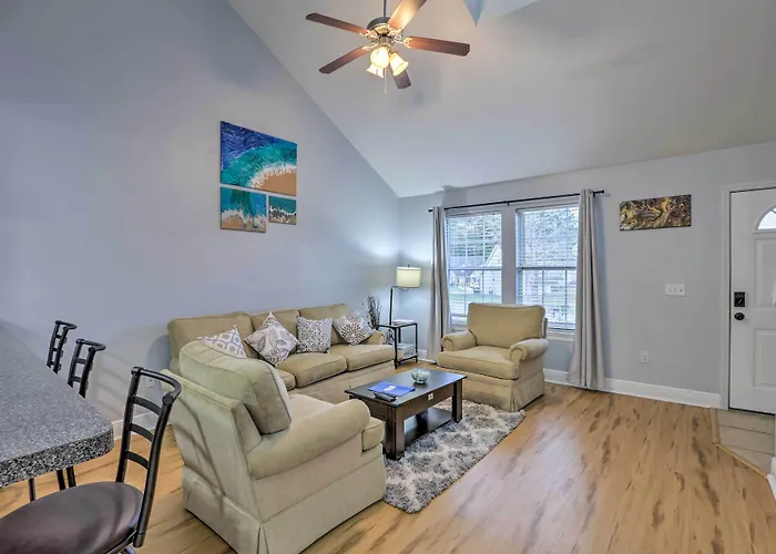 Hébergement de vacances Tidy Townhome ~ 7 Mi To Downtown! *